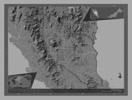 Téléchargez les photos : Pahang, État de Malaisie. Carte d'altitude de Bilevel avec lacs et rivières. Emplacements et noms des grandes villes de la région. Corner cartes de localisation auxiliaires - en image libre de droit