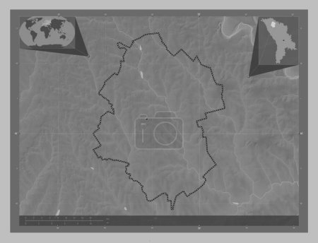 Téléchargez les photos : Drochia, district de Moldavie. Carte d'altitude en niveaux de gris avec lacs et rivières. Emplacements des grandes villes de la région. Corner cartes de localisation auxiliaires - en image libre de droit