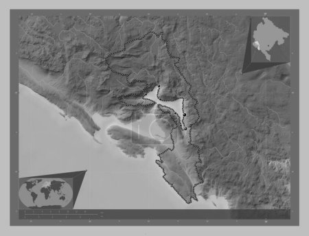 Foto de Kotor, municipio de Montenegro. Mapa de elevación a escala de grises con lagos y ríos. Ubicaciones de las principales ciudades de la región. Mapas de ubicación auxiliares de esquina - Imagen libre de derechos