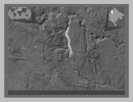 Téléchargez les photos : Pluzine, municipalité du Monténégro. Carte d'altitude en niveaux de gris avec lacs et rivières. Emplacements des grandes villes de la région. Corner cartes de localisation auxiliaires - en image libre de droit