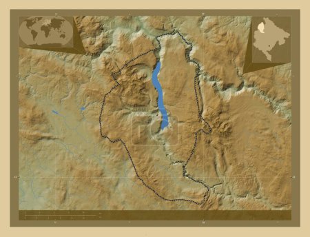 Téléchargez les photos : Pluzine, municipalité du Monténégro. Carte d'altitude colorée avec lacs et rivières. Corner cartes de localisation auxiliaires - en image libre de droit
