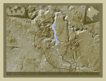 Téléchargez les photos : Pluzine, municipalité du Monténégro. Carte d'altitude colorée dans le style wiki avec des lacs et des rivières. Emplacements des grandes villes de la région. Corner cartes de localisation auxiliaires - en image libre de droit