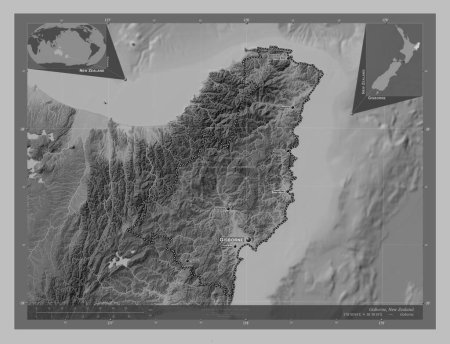 Téléchargez les photos : Gisborne, conseil régional de Nouvelle-Zélande. Carte d'altitude en niveaux de gris avec lacs et rivières. Emplacements et noms des grandes villes de la région. Corner cartes de localisation auxiliaires - en image libre de droit
