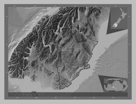 Téléchargez les photos : Otago, conseil régional de Nouvelle-Zélande. Carte d'altitude en niveaux de gris avec lacs et rivières. Emplacements des grandes villes de la région. Corner cartes de localisation auxiliaires - en image libre de droit