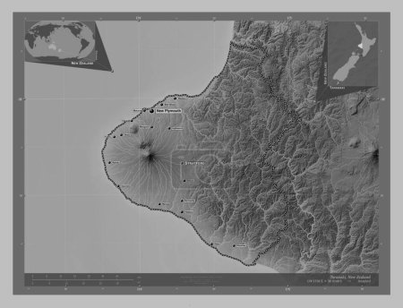 Téléchargez les photos : Taranaki, conseil régional de Nouvelle-Zélande. Carte d'altitude en niveaux de gris avec lacs et rivières. Emplacements et noms des grandes villes de la région. Corner cartes de localisation auxiliaires - en image libre de droit