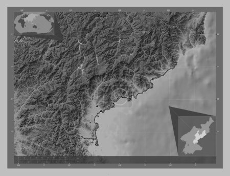 Foto de Hamgyong-namdo, provincia de Corea del Norte. Mapa de elevación a escala de grises con lagos y ríos. Ubicaciones de las principales ciudades de la región. Mapas de ubicación auxiliares de esquina - Imagen libre de derechos