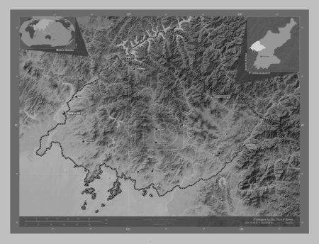 Foto de P 'yongan-bukto, provincia de Corea del Norte. Mapa de elevación a escala de grises con lagos y ríos. Ubicaciones y nombres de las principales ciudades de la región. Mapas de ubicación auxiliares de esquina - Imagen libre de derechos