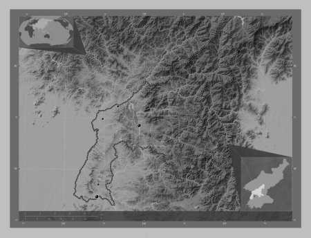 Foto de P 'yongan-namdo, provincia de Corea del Norte. Mapa de elevación a escala de grises con lagos y ríos. Ubicaciones de las principales ciudades de la región. Mapas de ubicación auxiliares de esquina - Imagen libre de derechos