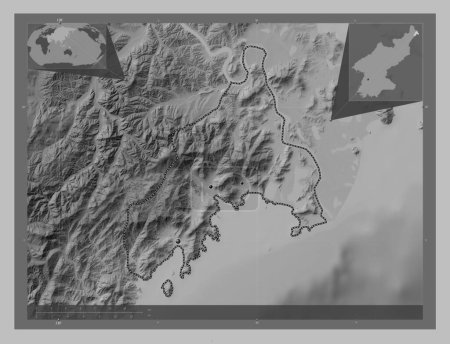 Foto de Rason, gobernó directamente la ciudad de Corea del Norte. Mapa de elevación a escala de grises con lagos y ríos. Ubicaciones de las principales ciudades de la región. Mapas de ubicación auxiliares de esquina - Imagen libre de derechos