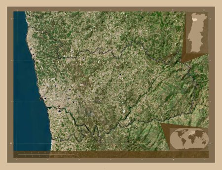 Téléchargez les photos : Porto, district of Portugal. Low resolution satellite map. Locations of major cities of the region. Corner auxiliary location maps - en image libre de droit