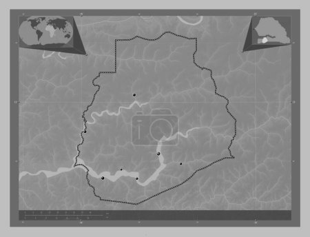 Foto de Sedhiou, región de Senegal. Mapa de elevación a escala de grises con lagos y ríos. Ubicaciones de las principales ciudades de la región. Mapas de ubicación auxiliares de esquina - Imagen libre de derechos