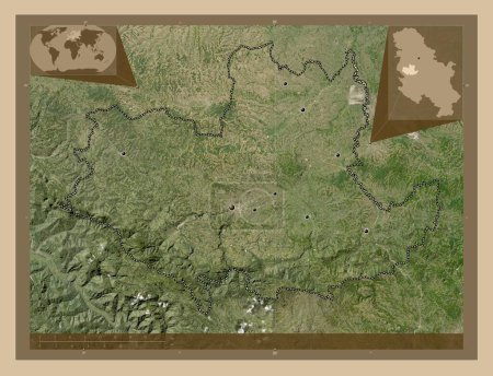 Téléchargez les photos : Kolubarski, district de Serbie. Carte satellite basse résolution. Emplacements des grandes villes de la région. Corner cartes de localisation auxiliaires - en image libre de droit