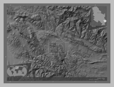 Téléchargez les photos : Pirotski, district de Serbie. Carte d'altitude en niveaux de gris avec lacs et rivières. Emplacements et noms des grandes villes de la région. Corner cartes de localisation auxiliaires - en image libre de droit