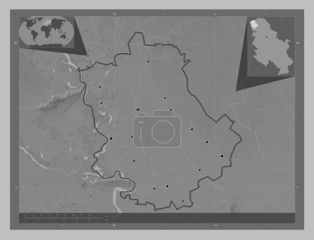 Foto de Zapadno-Backi, distrito de Serbia. Mapa de elevación a escala de grises con lagos y ríos. Ubicaciones de las principales ciudades de la región. Mapas de ubicación auxiliares de esquina - Imagen libre de derechos