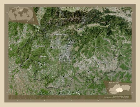 Téléchargez les photos : Banskobystricky, région de Slovaquie. Carte satellite haute résolution. Emplacements et noms des grandes villes de la région. Corner cartes de localisation auxiliaires - en image libre de droit