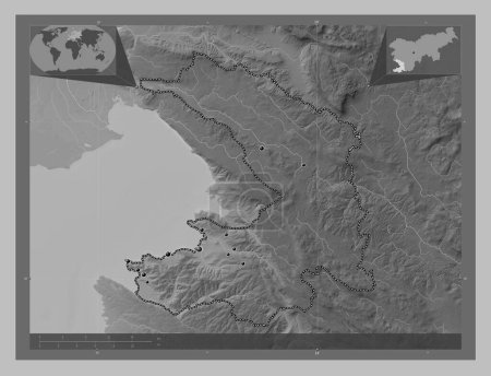 Téléchargez les photos : Obalno-kraska, région statistique de Slovénie. Carte d'altitude en niveaux de gris avec lacs et rivières. Emplacements des grandes villes de la région. Corner cartes de localisation auxiliaires - en image libre de droit