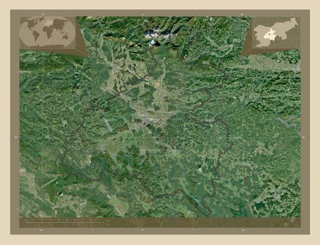 Foto de Osrednjeslovenska, región estadística de Eslovenia. Mapa satelital de alta resolución. Mapas de ubicación auxiliares de esquina - Imagen libre de derechos