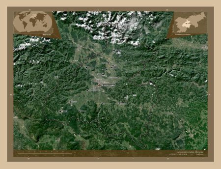 Foto de Osrednjeslovenska, región estadística de Eslovenia. Mapa satelital de baja resolución. Ubicaciones y nombres de las principales ciudades de la región. Mapas de ubicación auxiliares de esquina - Imagen libre de derechos