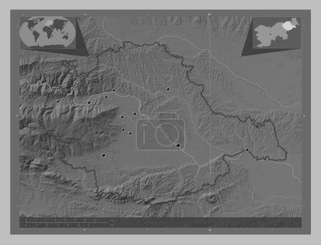 Foto de Podravska, región estadística de Eslovenia. Mapa de elevación a escala de grises con lagos y ríos. Ubicaciones de las principales ciudades de la región. Mapas de ubicación auxiliares de esquina - Imagen libre de derechos
