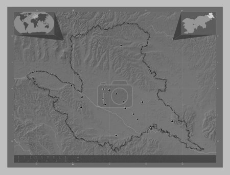 Téléchargez les photos : Pomurska, région statistique de Slovénie. Carte d'altitude en niveaux de gris avec lacs et rivières. Emplacements des grandes villes de la région. Corner cartes de localisation auxiliaires - en image libre de droit