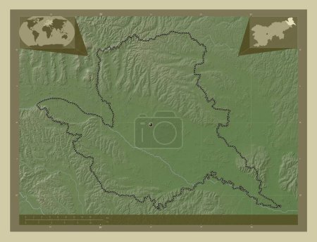 Téléchargez les photos : Pomurska, région statistique de Slovénie. Carte d'altitude colorée dans le style wiki avec des lacs et des rivières. Corner cartes de localisation auxiliaires - en image libre de droit