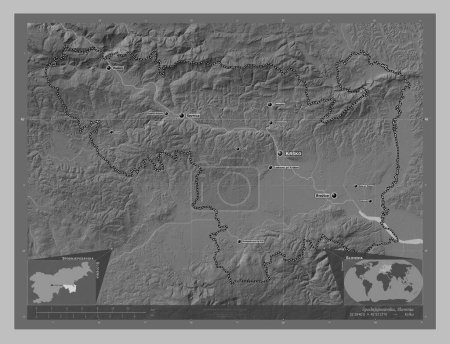 Téléchargez les photos : Spodnjeposavska, région statistique de Slovénie. Carte d'altitude en niveaux de gris avec lacs et rivières. Emplacements et noms des grandes villes de la région. Corner cartes de localisation auxiliaires - en image libre de droit
