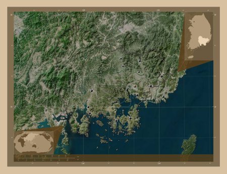 Foto de Gyeongsangnam-do, provincia de Corea del Sur. Mapa satelital de baja resolución. Ubicaciones de las principales ciudades de la región. Mapas de ubicación auxiliares de esquina - Imagen libre de derechos