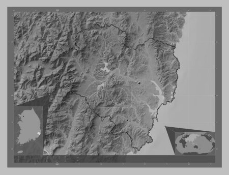 Foto de Ulsan, ciudad metropolitana de Corea del Sur. Mapa de elevación a escala de grises con lagos y ríos. Ubicaciones de las principales ciudades de la región. Mapas de ubicación auxiliares de esquina - Imagen libre de derechos