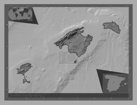 Téléchargez les photos : Islas Baleares, communauté autonome d'Espagne. Carte d'altitude de Bilevel avec lacs et rivières. Emplacements des grandes villes de la région. Corner cartes de localisation auxiliaires - en image libre de droit