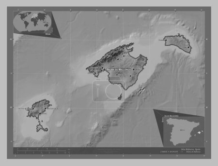 Téléchargez les photos : Islas Baleares, communauté autonome d'Espagne. Carte d'altitude en niveaux de gris avec lacs et rivières. Emplacements et noms des grandes villes de la région. Corner cartes de localisation auxiliaires - en image libre de droit