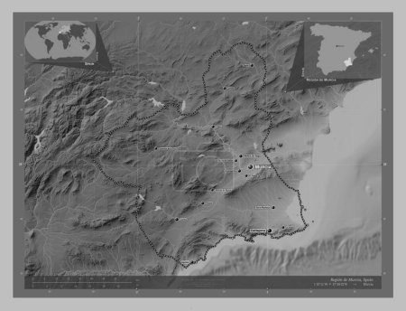 Téléchargez les photos : Région de Murcie, communauté autonome d'Espagne. Carte d'altitude en niveaux de gris avec lacs et rivières. Emplacements et noms des grandes villes de la région. Corner cartes de localisation auxiliaires - en image libre de droit