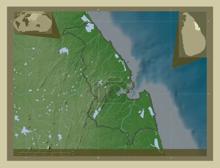 Téléchargez les photos : Trincomalee, district de Sri Lanka. Carte d'altitude colorée dans le style wiki avec des lacs et des rivières. Emplacements des grandes villes de la région. Corner cartes de localisation auxiliaires - en image libre de droit