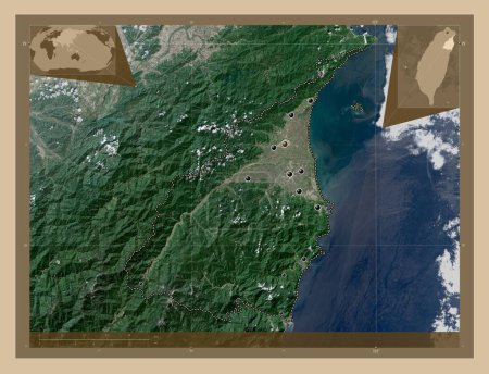Foto de Yilan, condado de Taiwán. Mapa satelital de baja resolución. Ubicaciones de las principales ciudades de la región. Mapas de ubicación auxiliares de esquina - Imagen libre de derechos