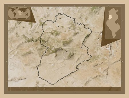 Téléchargez les photos : Kasserine, gouvernorat de Tunisie. Carte satellite basse résolution. Emplacements des grandes villes de la région. Corner cartes de localisation auxiliaires - en image libre de droit