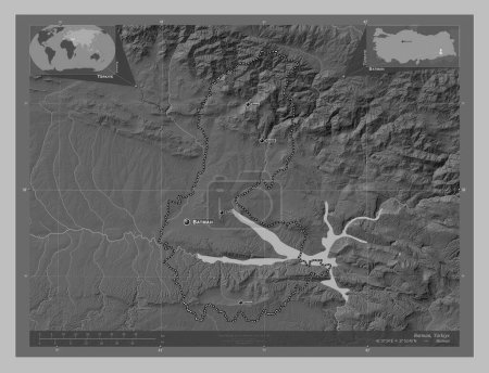 Téléchargez les photos : Batman, province de Turkiye. Carte d'altitude en niveaux de gris avec lacs et rivières. Emplacements et noms des grandes villes de la région. Corner cartes de localisation auxiliaires - en image libre de droit