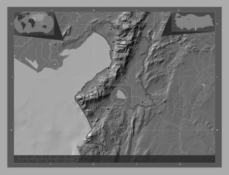 Téléchargez les photos : Hatay, province de Turkiye. Carte d'altitude de Bilevel avec lacs et rivières. Emplacements des grandes villes de la région. Corner cartes de localisation auxiliaires - en image libre de droit