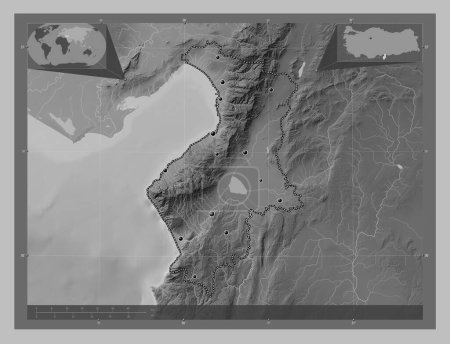 Téléchargez les photos : Hatay, province de Turkiye. Carte d'altitude en niveaux de gris avec lacs et rivières. Emplacements des grandes villes de la région. Corner cartes de localisation auxiliaires - en image libre de droit