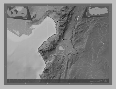 Téléchargez les photos : Hatay, province de Turkiye. Carte d'altitude en niveaux de gris avec lacs et rivières. Emplacements et noms des grandes villes de la région. Corner cartes de localisation auxiliaires - en image libre de droit