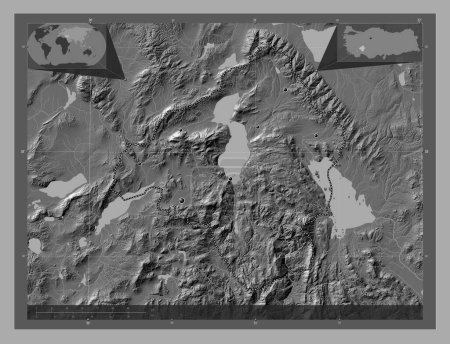 Téléchargez les photos : Isparta, province de Turkiye. Carte d'altitude de Bilevel avec lacs et rivières. Emplacements des grandes villes de la région. Corner cartes de localisation auxiliaires - en image libre de droit