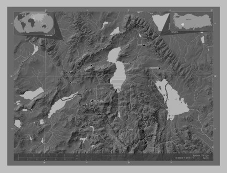 Téléchargez les photos : Isparta, province de Turkiye. Carte d'altitude en niveaux de gris avec lacs et rivières. Emplacements et noms des grandes villes de la région. Corner cartes de localisation auxiliaires - en image libre de droit