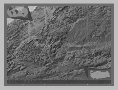 Foto de Karabuk, provincia de Turkiye. Mapa de elevación a escala de grises con lagos y ríos. Ubicaciones de las principales ciudades de la región. Mapas de ubicación auxiliares de esquina - Imagen libre de derechos
