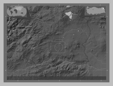 Foto de Kars, provincia de Turkiye. Mapa de elevación a escala de grises con lagos y ríos. Ubicaciones de las principales ciudades de la región. Mapas de ubicación auxiliares de esquina - Imagen libre de derechos