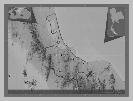 Téléchargez les photos : Songkhla, province de Thaïlande. Carte d'altitude en niveaux de gris avec lacs et rivières. Emplacements et noms des grandes villes de la région. Corner cartes de localisation auxiliaires - en image libre de droit