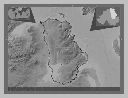Téléchargez les photos : Antrim, région d'Irlande du Nord. Carte d'altitude en niveaux de gris avec lacs et rivières. Emplacements des grandes villes de la région. Corner cartes de localisation auxiliaires - en image libre de droit