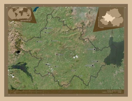 Téléchargez les photos : Tyrone, région d'Irlande du Nord. Carte satellite basse résolution. Emplacements et noms des grandes villes de la région. Corner cartes de localisation auxiliaires - en image libre de droit