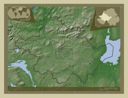 Téléchargez les photos : Tyrone, région d'Irlande du Nord. Carte d'altitude colorée dans le style wiki avec des lacs et des rivières. Emplacements et noms des grandes villes de la région. Corner cartes de localisation auxiliaires - en image libre de droit
