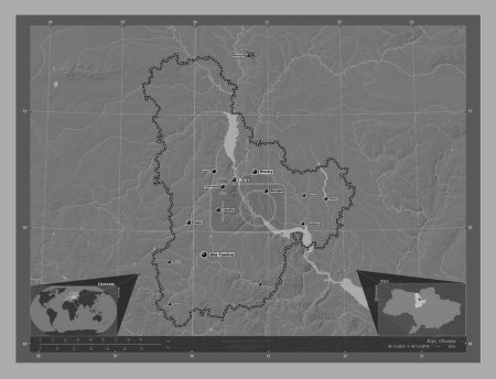 Téléchargez les photos : Kiev, région d'Ukraine. Carte d'altitude de Bilevel avec lacs et rivières. Emplacements et noms des grandes villes de la région. Corner cartes de localisation auxiliaires - en image libre de droit