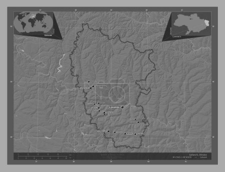 Téléchargez les photos : Louhans'k, région d'Ukraine. Carte d'altitude de Bilevel avec lacs et rivières. Emplacements et noms des grandes villes de la région. Corner cartes de localisation auxiliaires - en image libre de droit