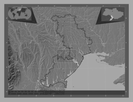 Téléchargez les photos : Odessa, région d'Ukraine. Carte d'altitude de Bilevel avec lacs et rivières. Emplacements des grandes villes de la région. Corner cartes de localisation auxiliaires - en image libre de droit