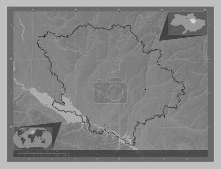 Téléchargez les photos : Poltava, région d'Ukraine. Carte d'altitude en niveaux de gris avec lacs et rivières. Corner cartes de localisation auxiliaires - en image libre de droit